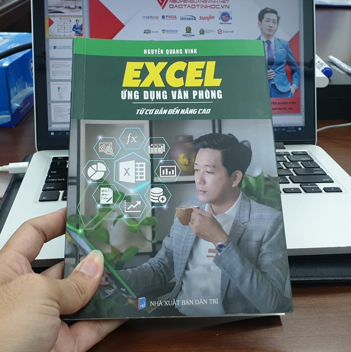 Trên tay cuốn sách Excel ứng dụng văn phòng từ cơ bản đến nâng cao